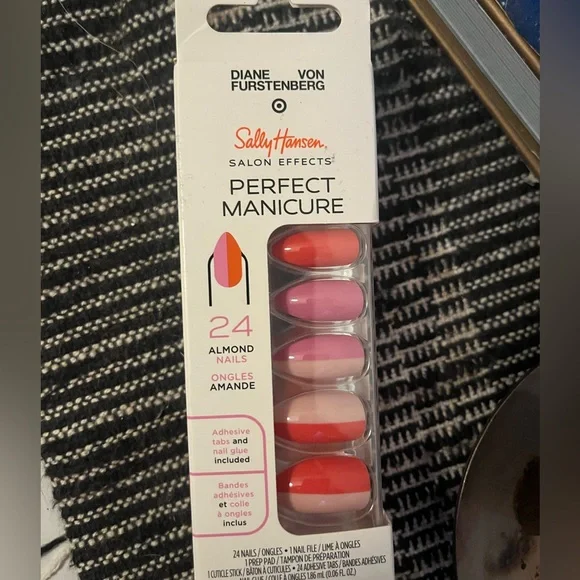 3/$10 - DIANE VON FURSTENBERG x SallyHansen
SALON EFFECTS PERFECT MANICURE - Picture 1 of 1